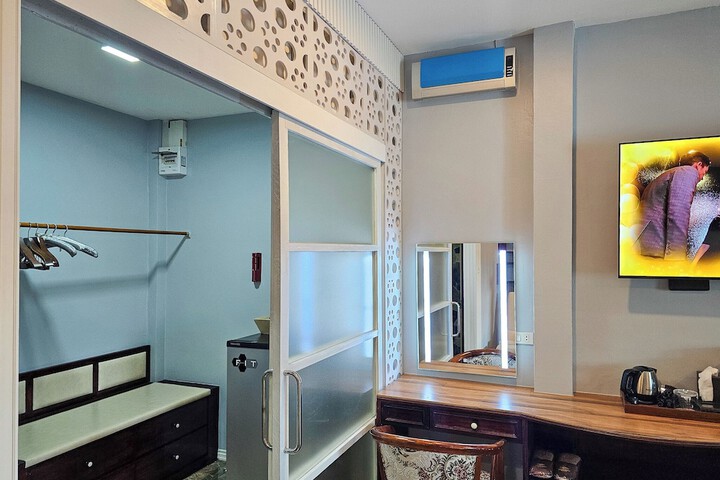 Room 12 of 40