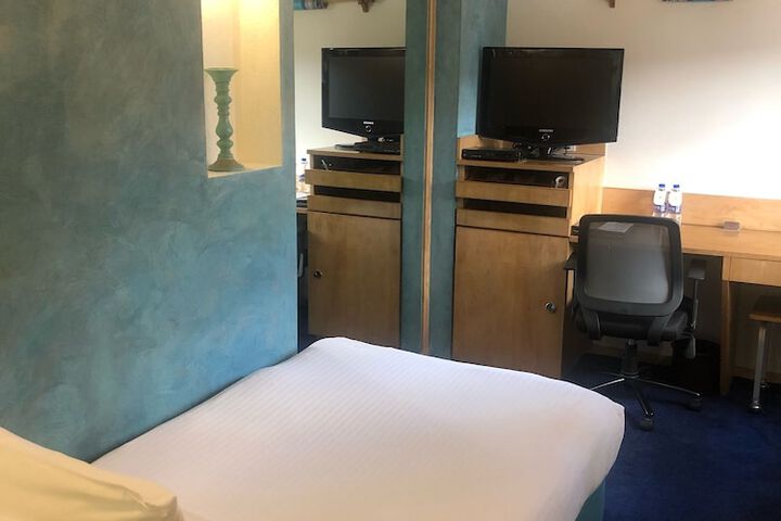 Room 13 of 116