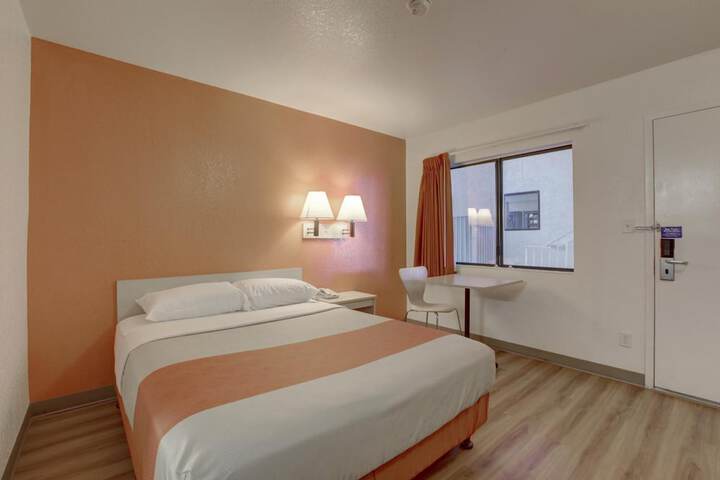 1 Queen Bed (1 of 13)