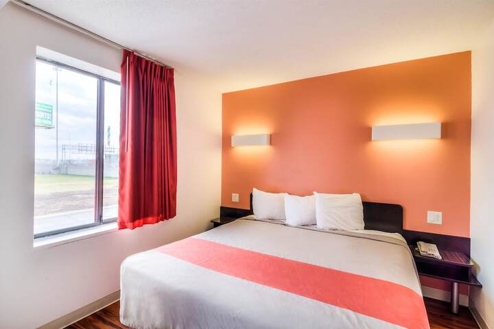 1 King Bed (2 of 14)