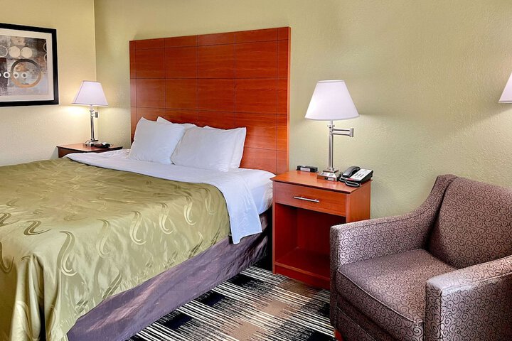 1 King Bed (6 of 24)