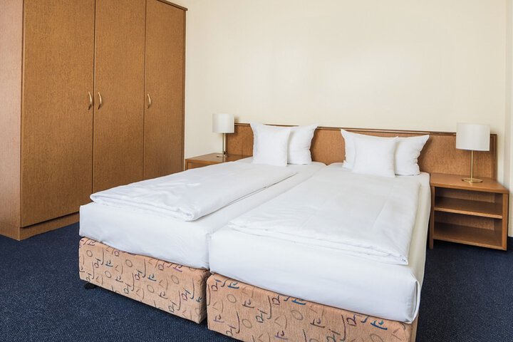 Room 5 of 16