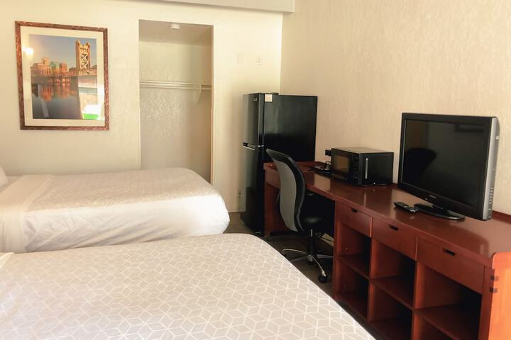 1 Queen Bed (8 of 8)