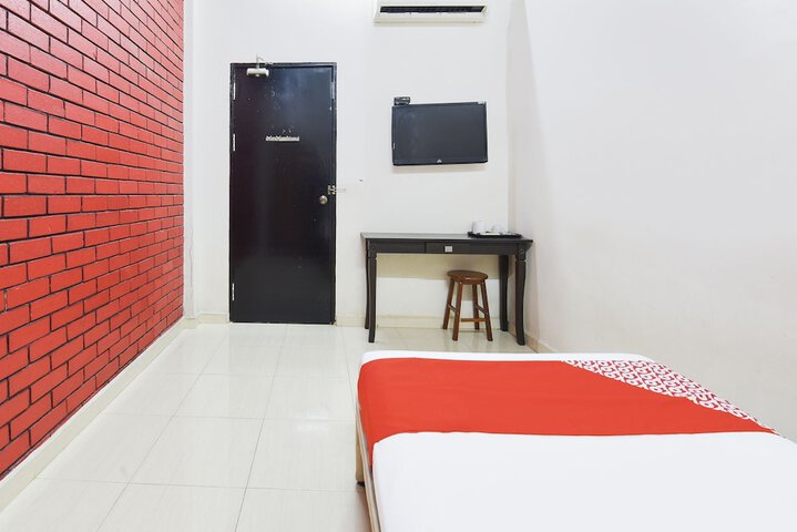 Room 32 of 46