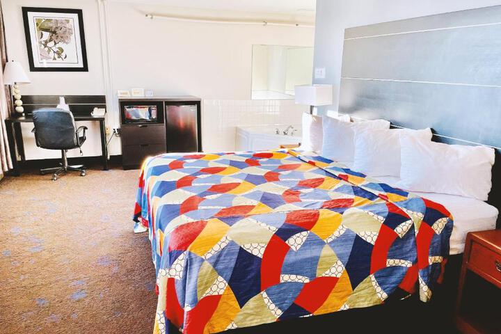 Deluxe King Bed (5 of 12)