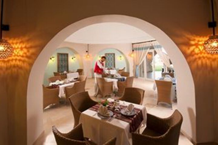 Dining 8 of 23