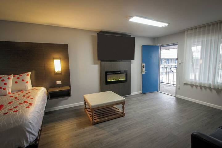 1 King Bed Pet Friendly Accessible (19 of 90)