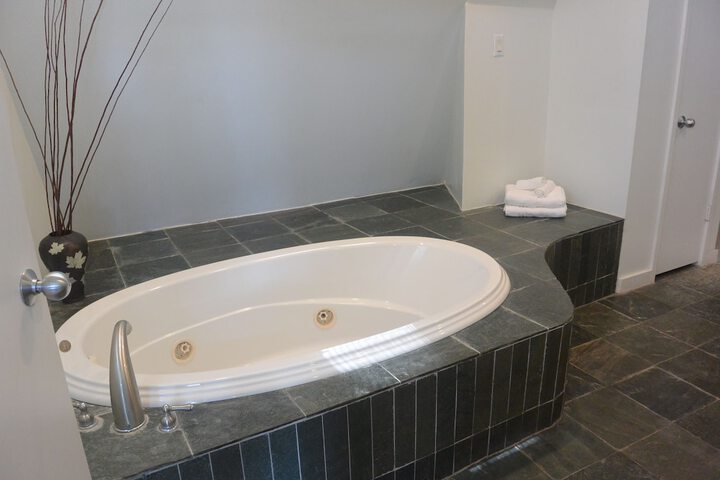 Deep soaking bathtub
