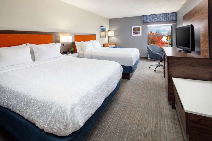 1 Queen Bed (1 of 11)