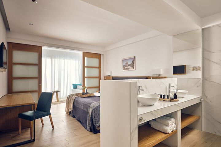 Room 6 of 105
