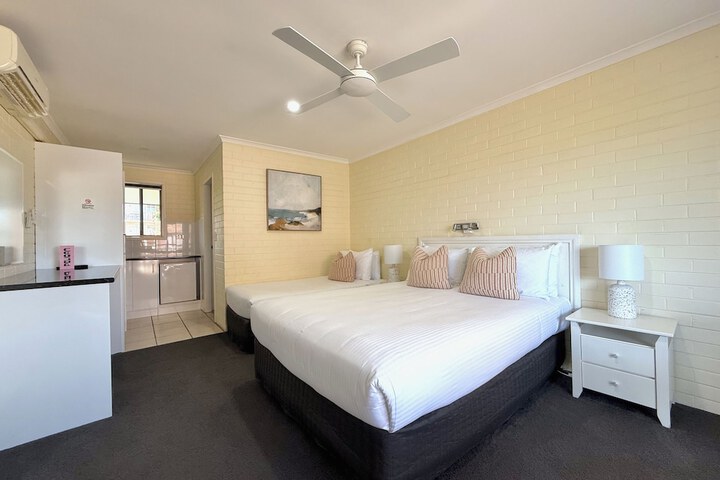 Room 10 of 34