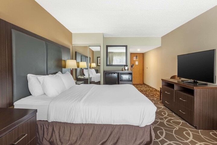 1 Queen Bed (12 of 19)