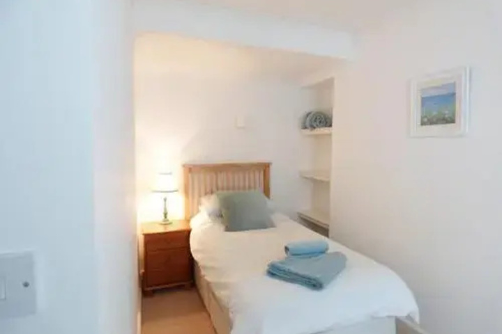 Room 2 of 10