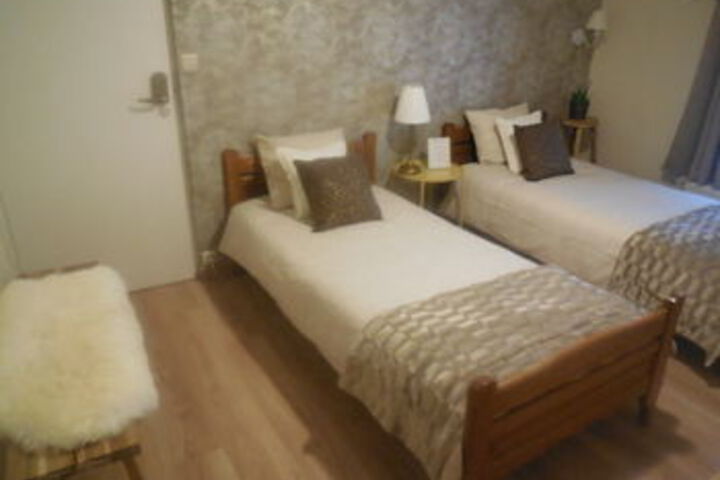 Room 10 of 32