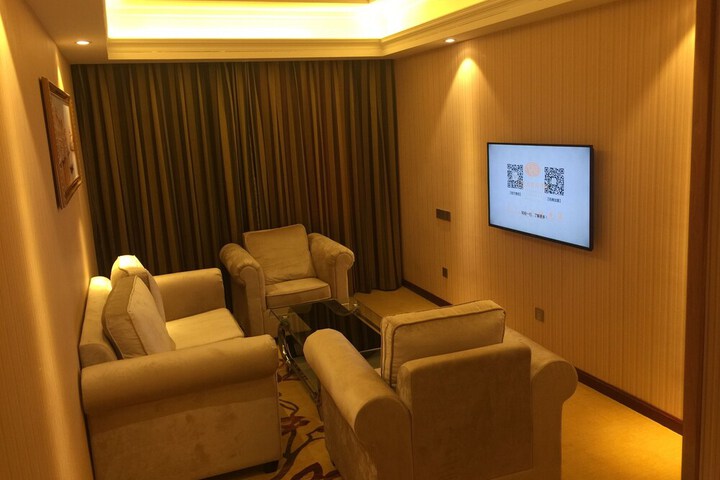 Room 6 of 17