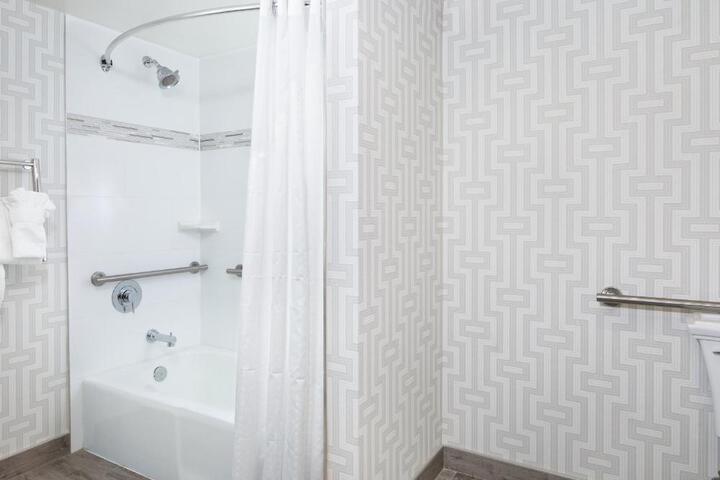 2 Queen Beds (6 of 7)