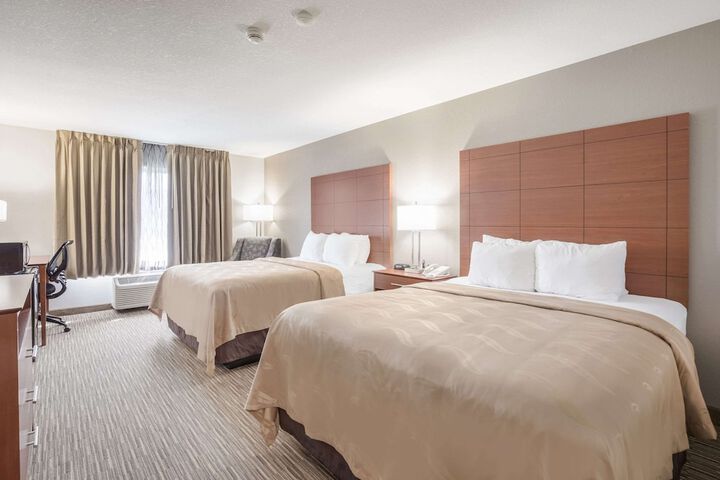 2 Queen Beds (12 of 14)