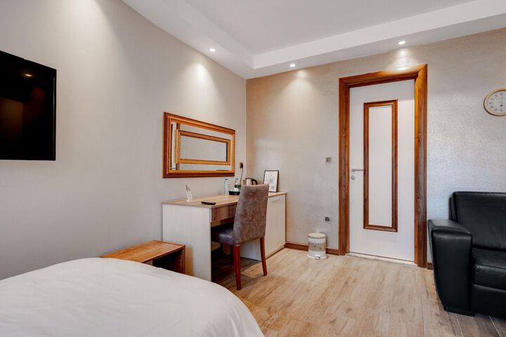 Room 14 of 32