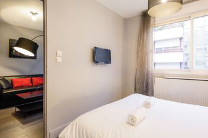 Room 9 of 18
