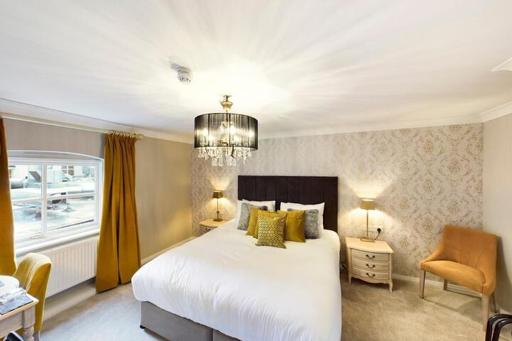 Room 7 of 18