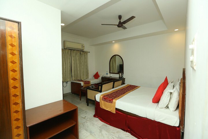 Room 9 of 33