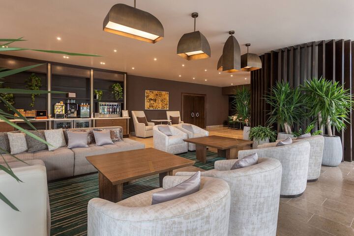 Lounge 122 of 155
