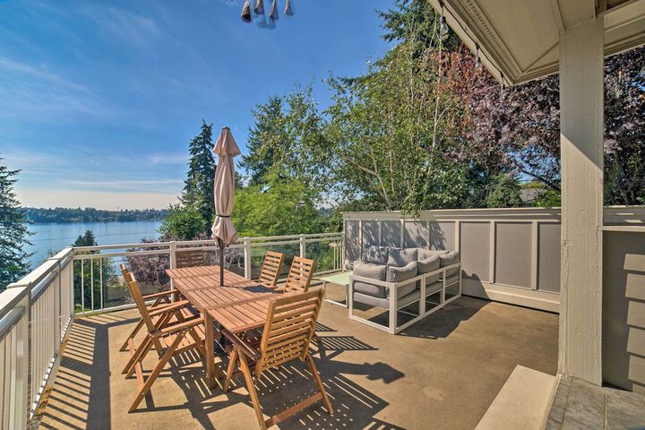 Spacious Lake Stevens Home w / Fire Pit Patio
