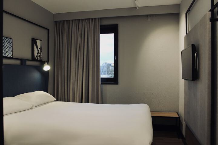 Room 8 of 62
