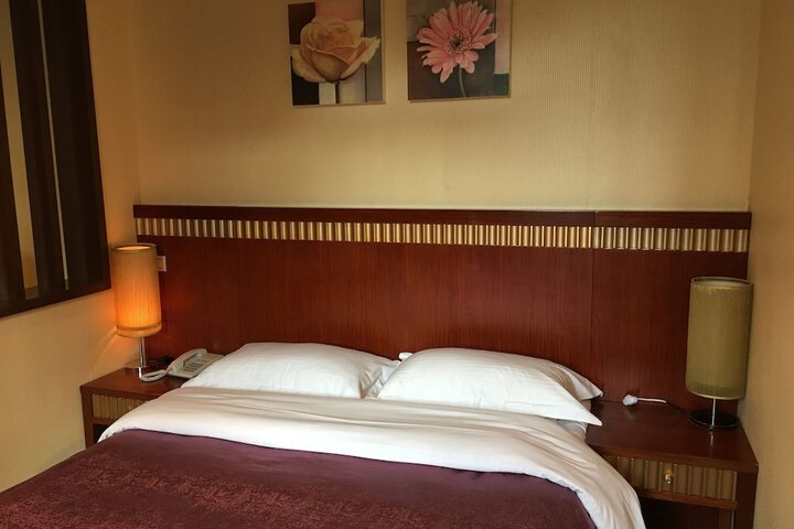 Room 11 of 32