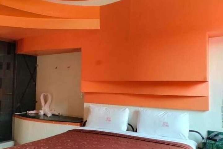 Room 2 of 10