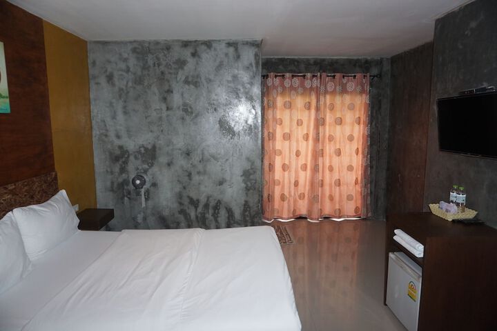 Room 2 of 32