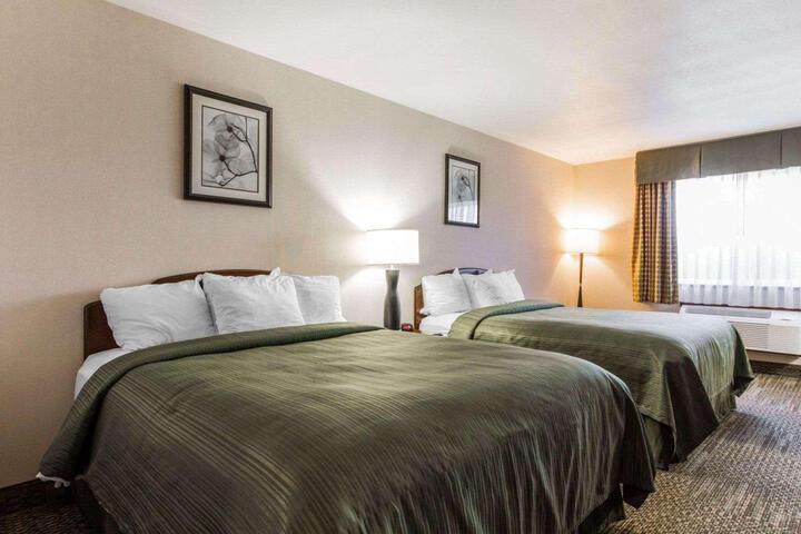 2 Queen Beds (6 of 10)