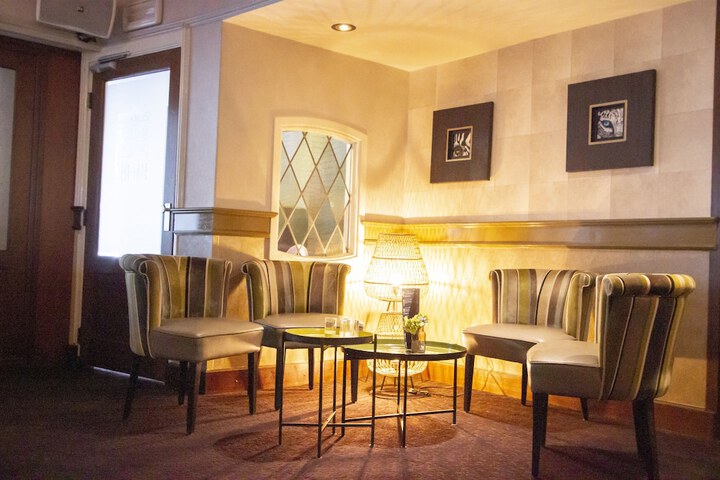 Lounge 85 of 106