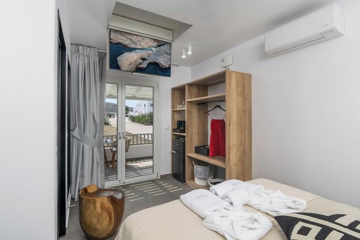 Room 3 of 37