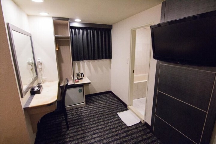 Room 9 of 33