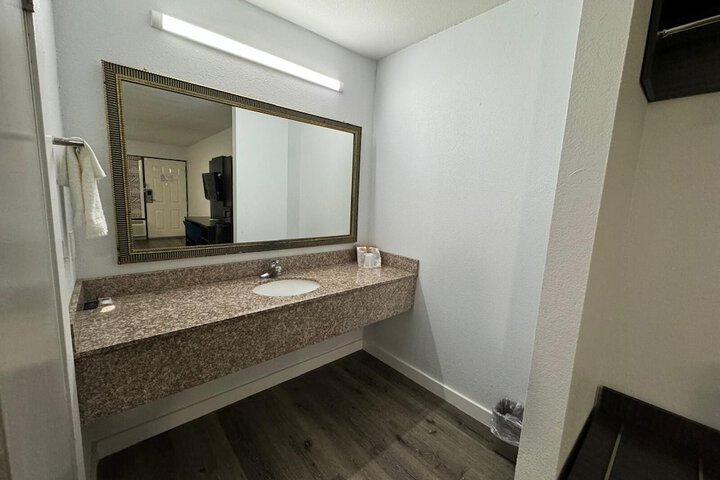 Deluxe Room 1 King Bed Accessible Bathtub (9 of 10)