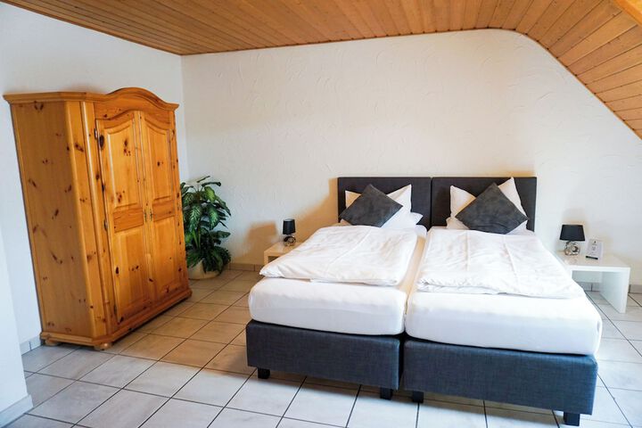Room 9 of 35