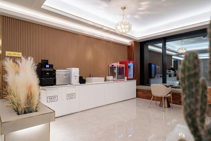 Hotel Interior 6 of 43