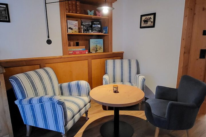 Lounge 36 of 46