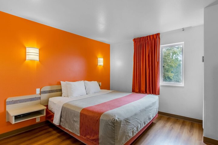 Room 8 of 34