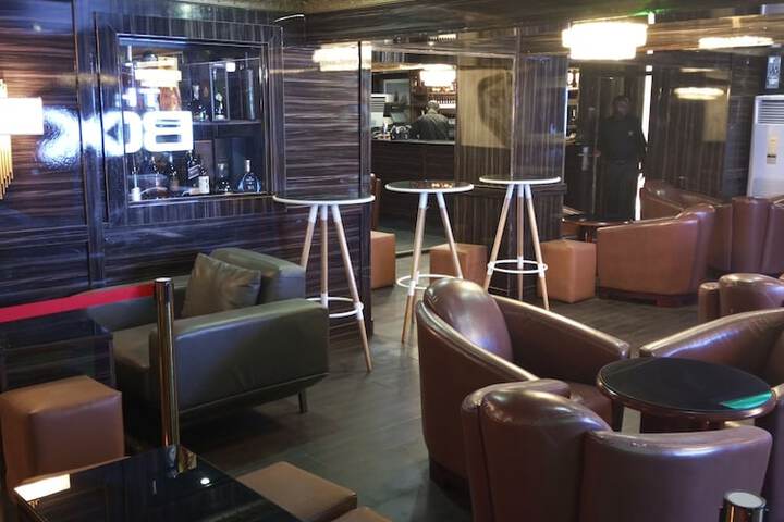 Lounge 72 of 77