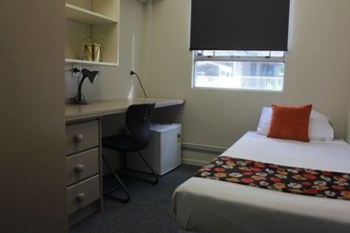 Room 5 of 12