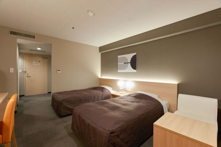 Room 11 of 32
