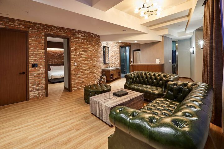 Room 16 of 35