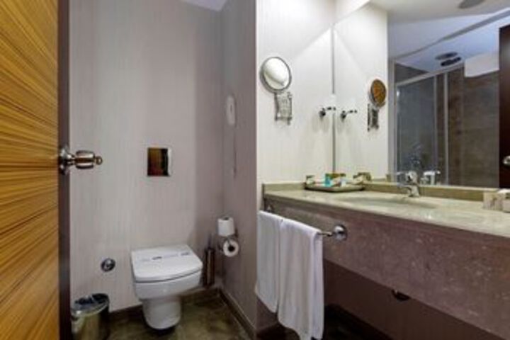 Room 6 of 108