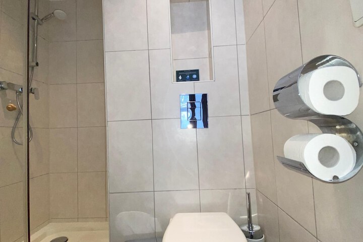 Room 102 of 125