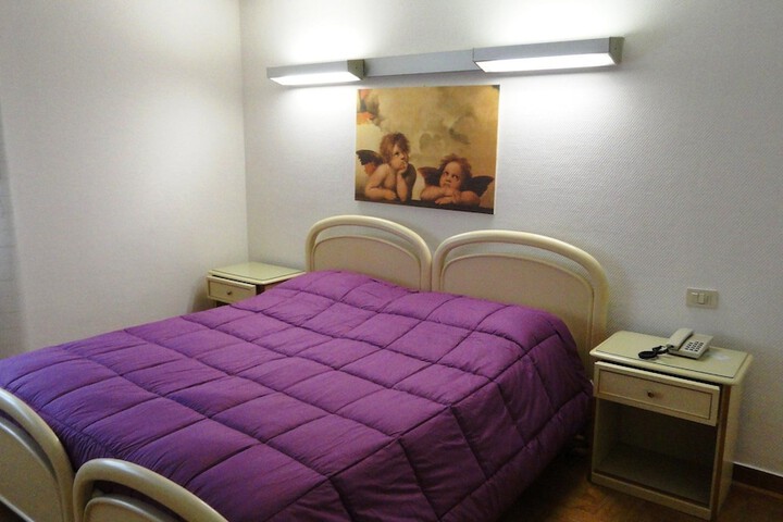 Room 2 of 41