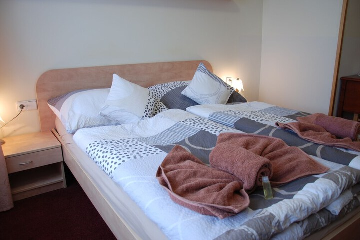 Room 4 of 33