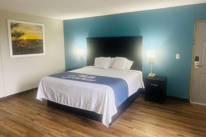 1 King Bed (1 of 17)
