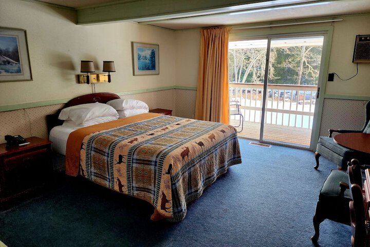 1 Bedroom Deluxe Queen Bed River View (9 of 11)